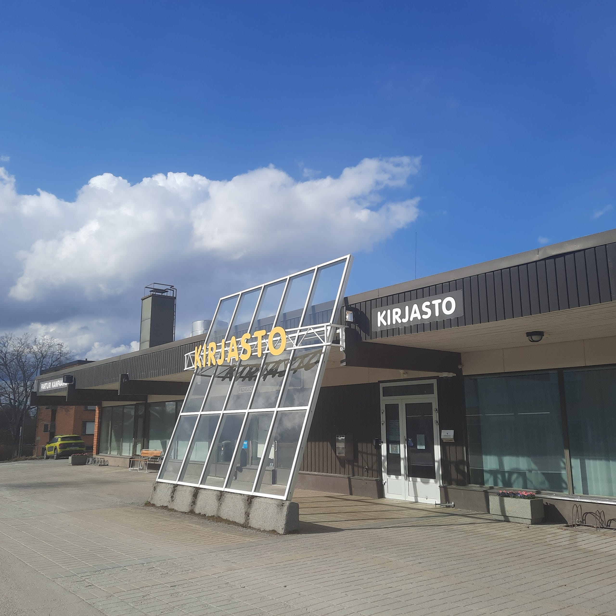 kirjaston edusta kesällä
